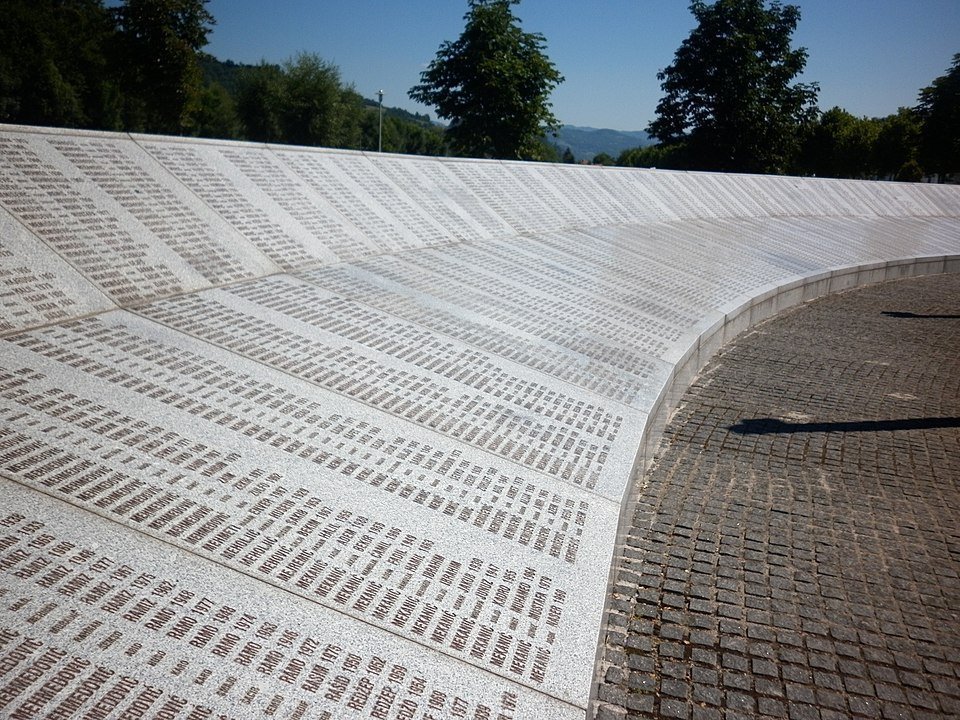 Srebrenica: Zid s nepreglednim brojem imena ubijenih (foto Wikipedia)